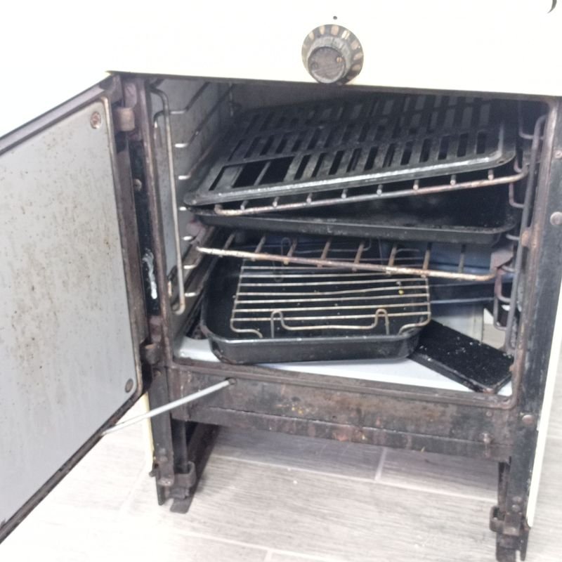 Cocina a gas antigua marca MAIN, esmaltada, horno con asadera - imagen 5
