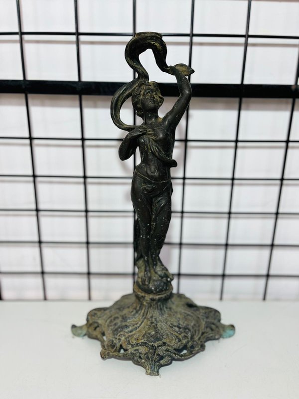 Antiguo Candelabro de Metal con Figura Femenina - imagen 1