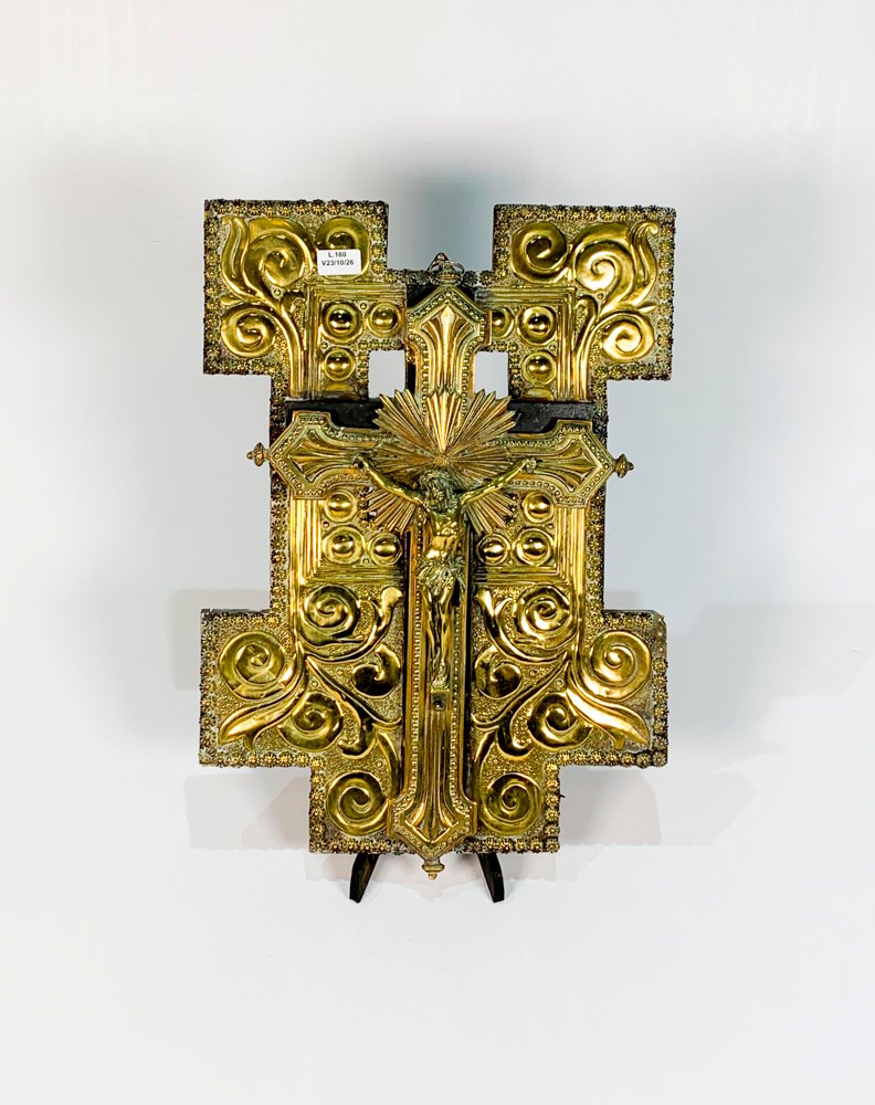 Crucifijo en Bronce con Decoración Solar sobre Tabla con Incrustación
