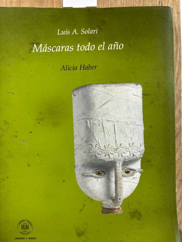 Libro de arte contemporáneo con máscaras y escultura - imagen 2