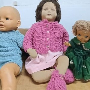 Lote de 4 Muñecos Antiguos con Ropas Tejidas a Mano - imagen 4
