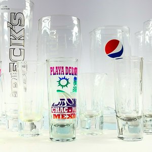 Quince vasos diferentes con y sin monograma altos y bajos - imagen 3