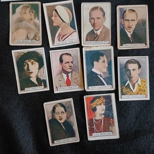 Lote siguiente: Figuritas de Cine Mudo Hollywood 1920s: Mae Murray, Pola Negri, Douglas Fairbanks, y más