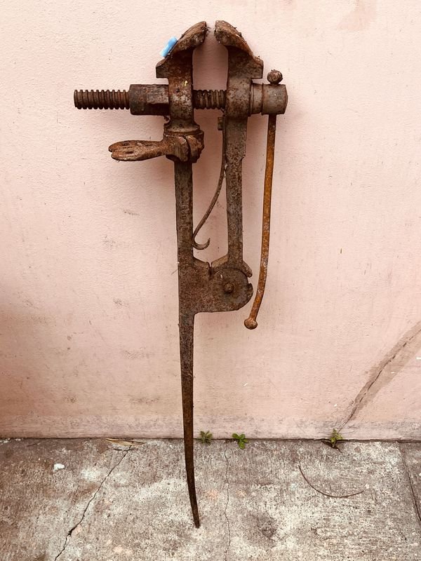 Morsa de Herrero Antigua de Pie - 1.05 M Largo