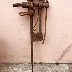 Lote siguiente: Morsa de Herrero Antigua de Pie - 1.05 M Largo