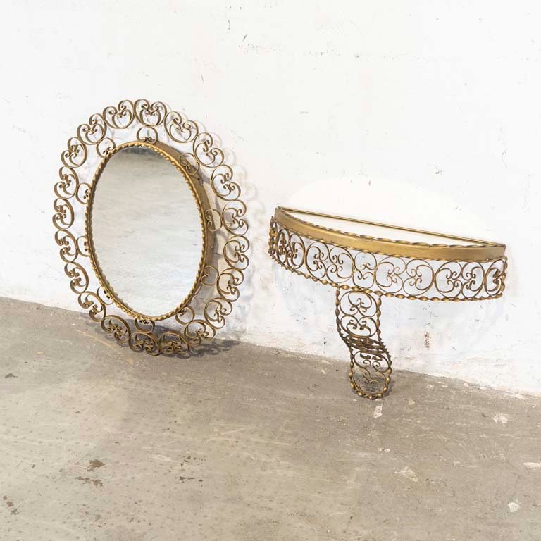 Lote siguiente: Dressoire con espejo oval en metal dorado para decorar tu hogar