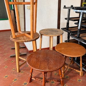 Lote siguiente: Juego de 4 Mesas Ratona Redondas de Madera para Restaurar