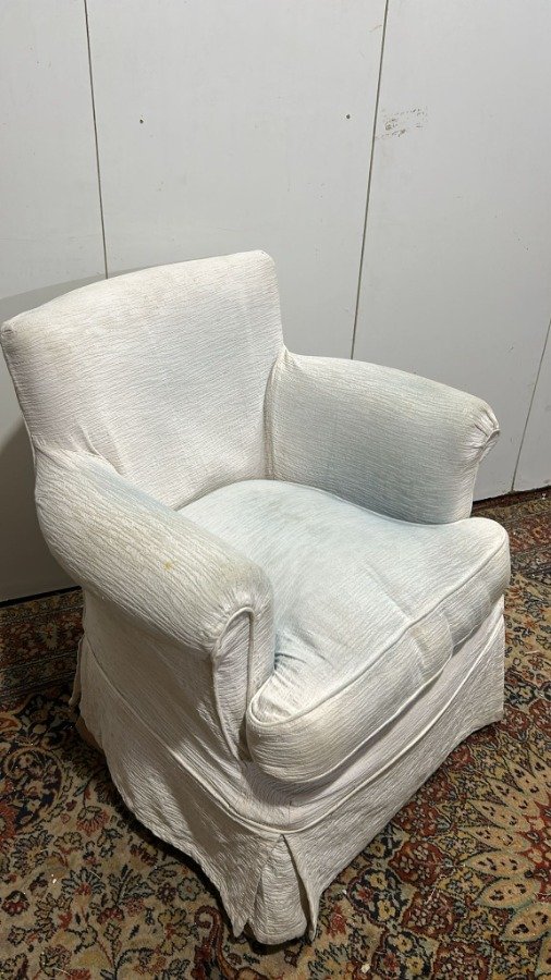 Butaca baja inglesa tapizada en blanco para decorar - imagen 3