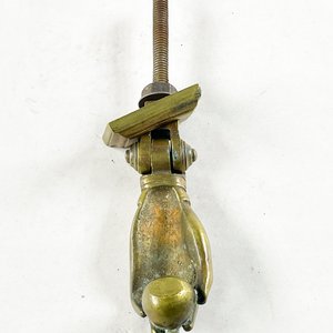 Llamador de Puerta en Bronce con Forma de Mano - imagen 3
