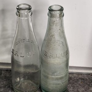 Dos Botellas Antiguas de Vidrio Salus - imagen 2
