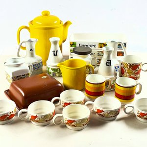 Juego de Vajilla con Tetera, Pocillos, Mantequera, Aceitera y Vinagrera - imagen 1