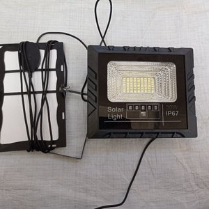 Tres focos solar led de 30W en caja. - imagen 4