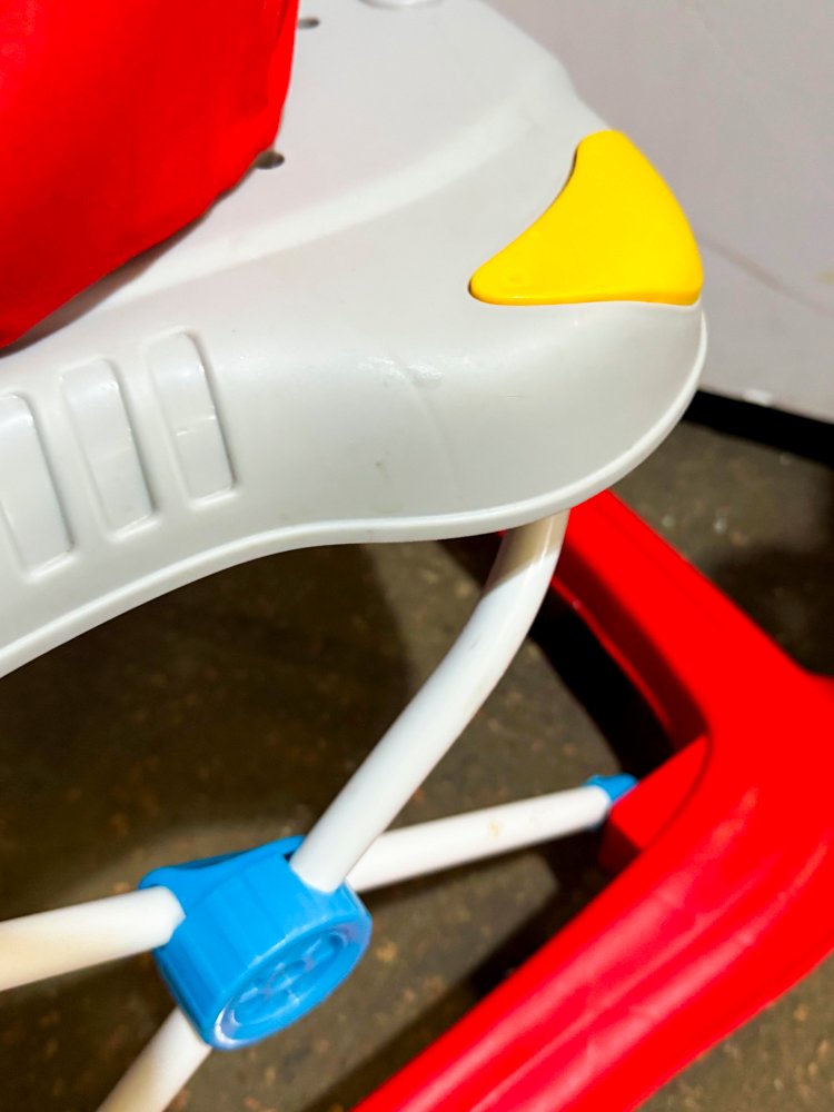 Lote con andador infantil, silla JOIE plegable y juguetes - imagen 6