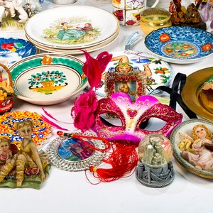 Lote de Adornos: Figuras de Porcelana, Máscaras, Elefantes, Jarras y Más - imagen 2
