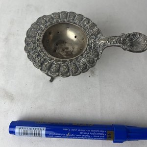 Lote anterior: Colador de Platería con Soporte y Detalles Repujados