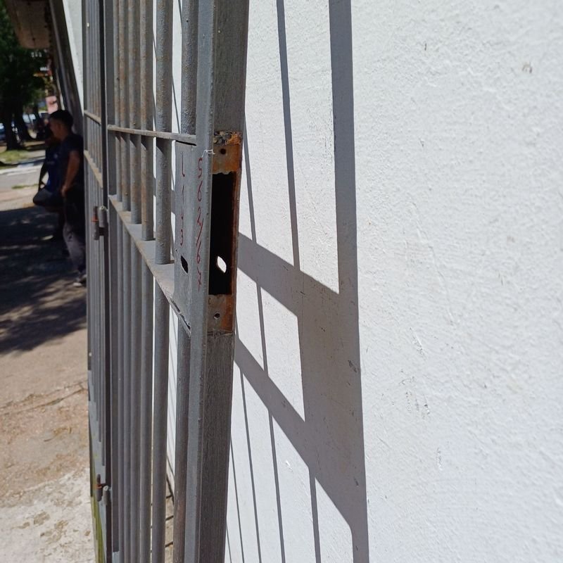 Puerta de metal negro para entrada segura - imagen 4