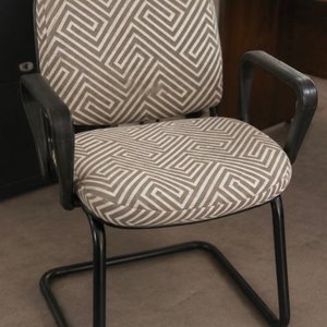 Lote siguiente: Silla de Oficina Tapizada en Tela con Diseño Geométrico