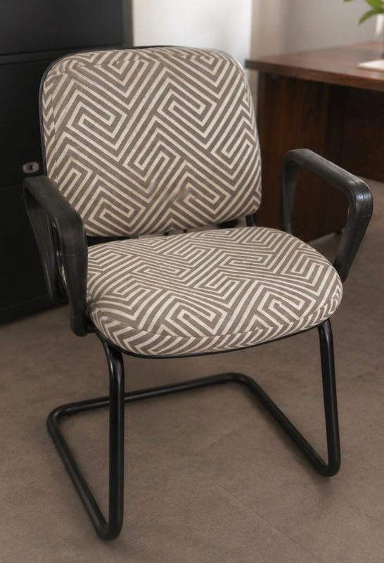 Silla de Oficina Tapizada en Tela con Diseño Geométrico