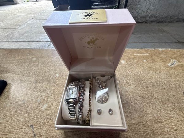 Kit de Reloj y Pulsera Beverly Hills Polo Club con Abalorios