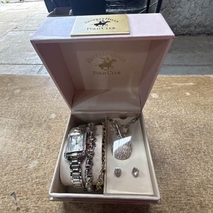 Lote anterior: Kit de Reloj y Pulsera Beverly Hills Polo Club con Abalorios