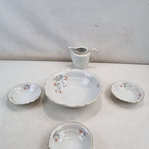 L 004 - Set De 5 Piezas - Elegante juego de vajilla decorado con motivos florales y bordes dorados, origen Checoslovaquia - imagen 5