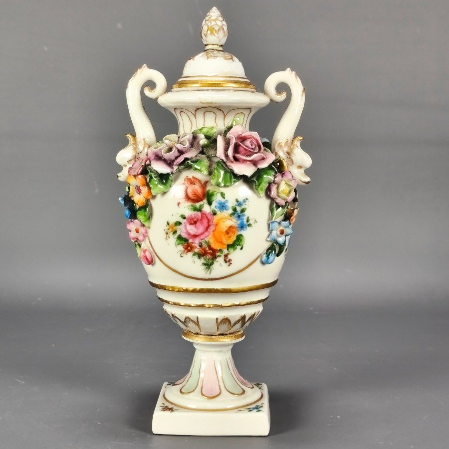 Vaso de porcelana con decoración floral y detalles pintados - imagen 2