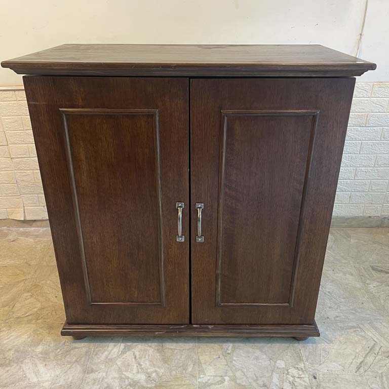 Mueble bar de dos puertas en madera con estanterías y hardware decorativo