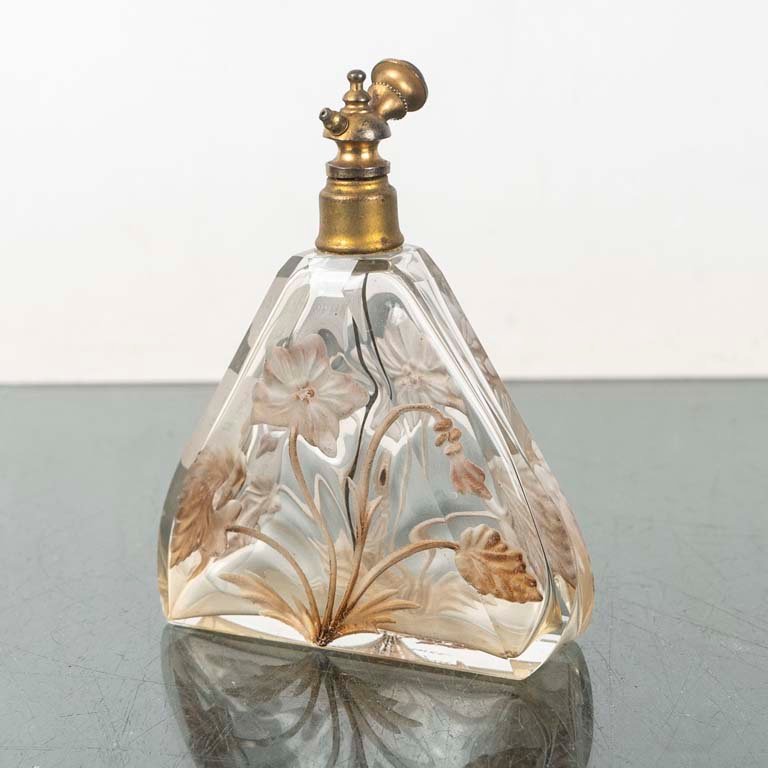 Perfumero de Cristal Tallado con Flores y Detalles Metálicos