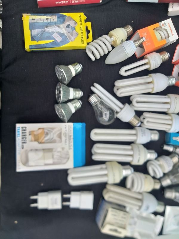 Lote de Lámparas y Accesorios Eléctricos - imagen 1