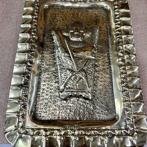 Bandeja Rectangular de Metal Repujado con Figura Folklórica - imagen 3