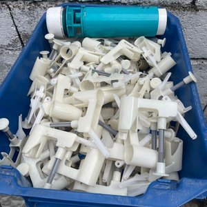 Cajón con más de 150 Accionamientos de Cisterna Plástico Nuevos - imagen 3