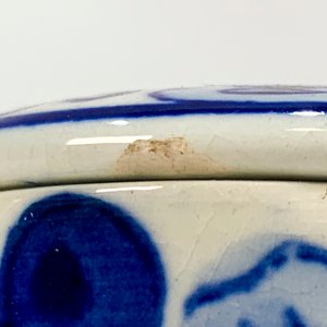 Pastillero Holandés de Cerámica Triangular Azul y Blanco con Molino - imagen 4