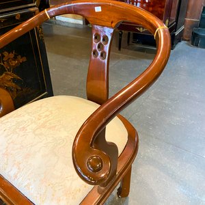 Sillón de estilo oriental con detalles dorados y tapizado floral - imagen 4