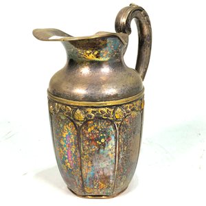 Jarra Antigua de Metal Labrada con Detalles Florales - imagen 2