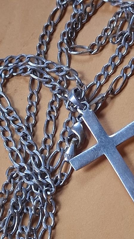 Cadena con crucifijo de plata - Joyas y accesorios