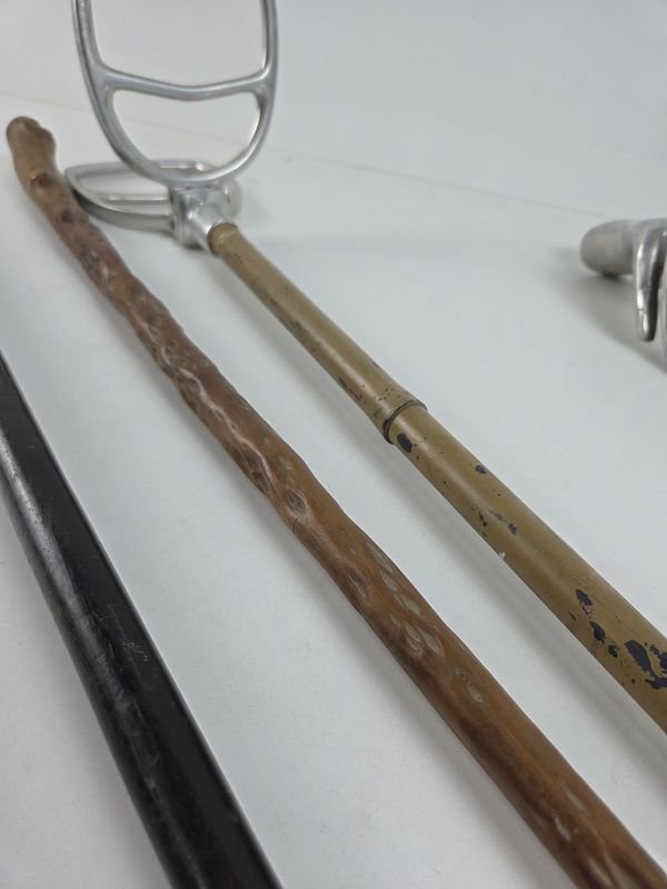 Bastones de madera con asientos metálicos para descansar - imagen 6