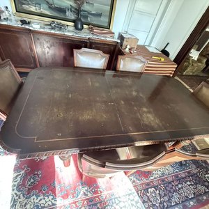 Lote siguiente: Juego de Comedor Clásico: Mesa y 6 Sillas de Madera con Incrustaciones y Tapizado de Cuero