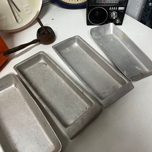 Lote de 9 piezas: 2 relojes de pared, cantimplora naranja, radio y más - imagen 2
