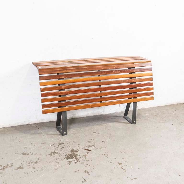 Lote siguiente: Banco de madera y metal con diseño plegable