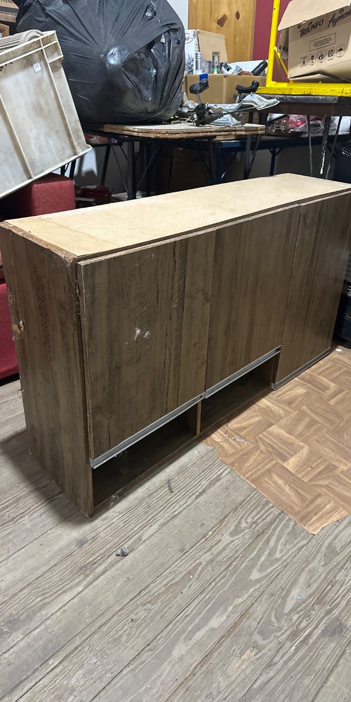 Lote siguiente: Mueble de madera con accesorios