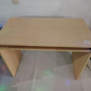 Escritorio de madera claro con bandeja para teclado - imagen 2