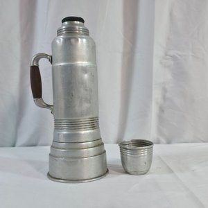 Lote siguiente: Termo Antiguo de Aluminio con Vaso de Vidrio