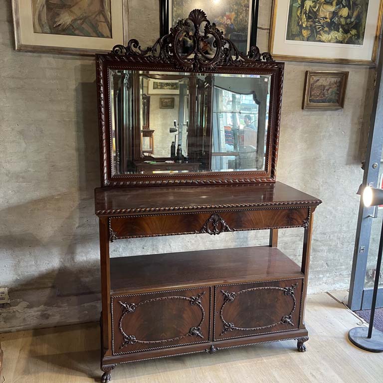 Lote anterior: Trinchante renacimiento en caoba con cajón, estante y 2 puertas con llave. Gran espejo biselado con molduras - Medidas: 136x58x220cm