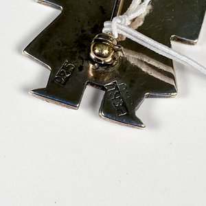 Prendedor de Plata y Esmalte con Diseño de Personaje Estilizado - imagen 4