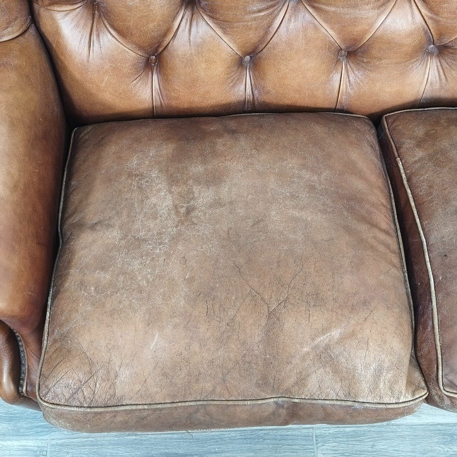 Sillón de cuero capitoneado con respaldo capitoneado y almohadones - imagen 6