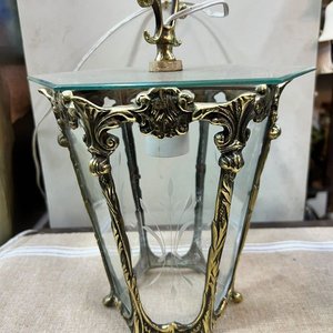 Lote anterior: Farol Colgante de Bronce con Vidrios Biselados y Grabados