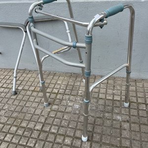Andador Plegable de Aluminio con Soporte para Water - imagen 2
