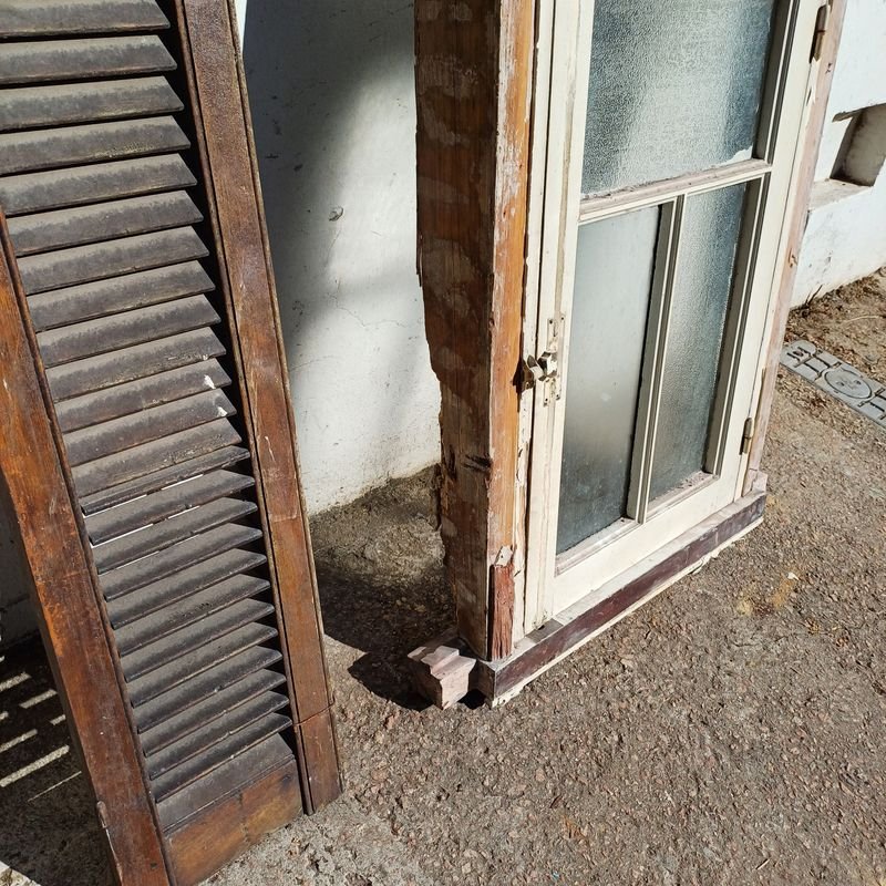 Ventana antigua de madera con marco de pinotea y banderola en cedro - imagen 4