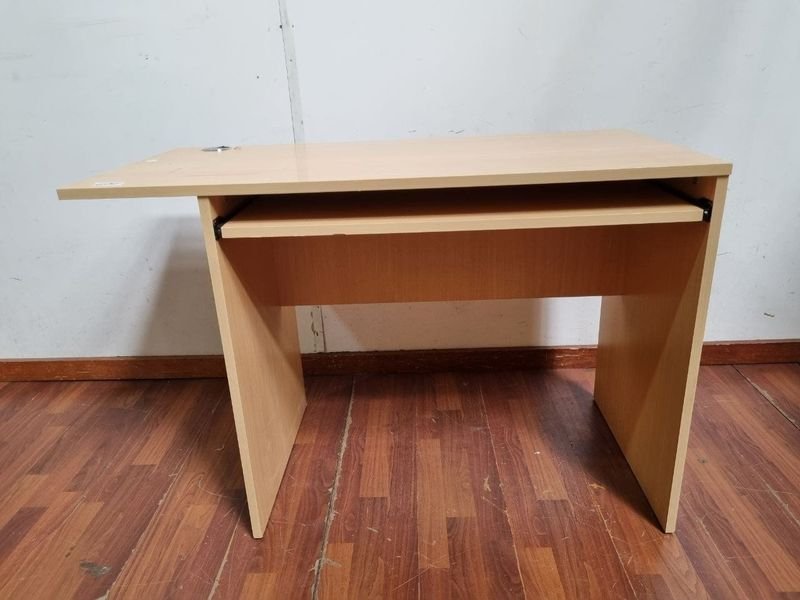 Escritorio Madera Clara con Bandeja Deslizable para Teclado y Pasacables