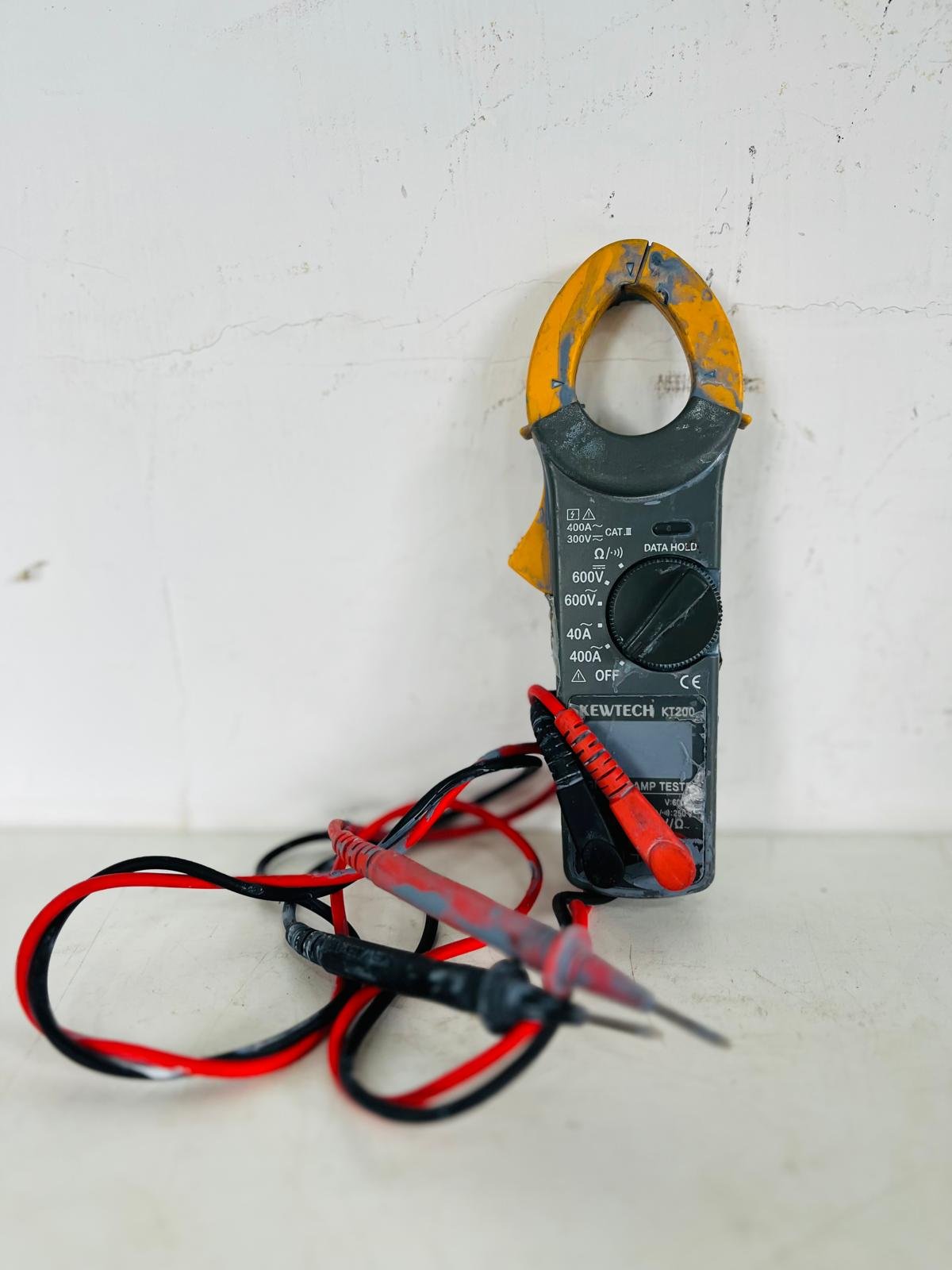 Pinza Amperimétrica Digital Kewtech KT200 con Cables de Prueba